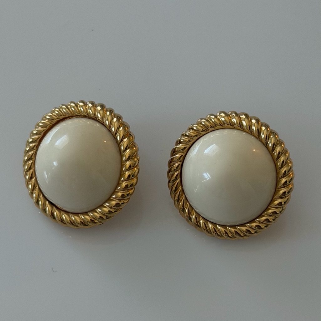 Vintage Monet Cream Cabochon Clip-On Earrings Gold Rope Frame Signed 65$